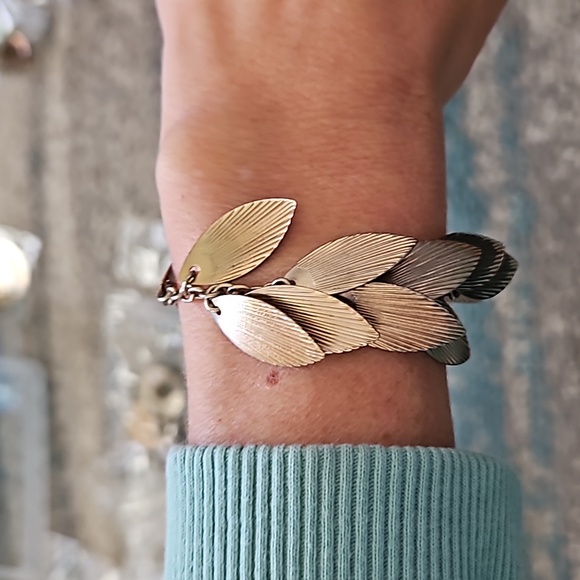 1/$5 or 3/$10 Vintage Gold-toned Feather/ Leaf Bracelet with lobster claw clasp. - Picture 5 of 8